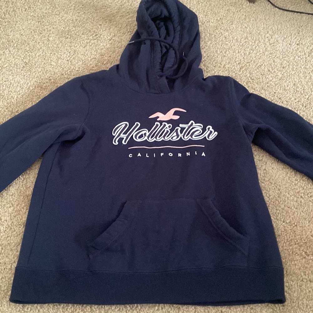 Hollister Sweatshirt 💙
Size || Medium 
Color || Dark Navy Blue